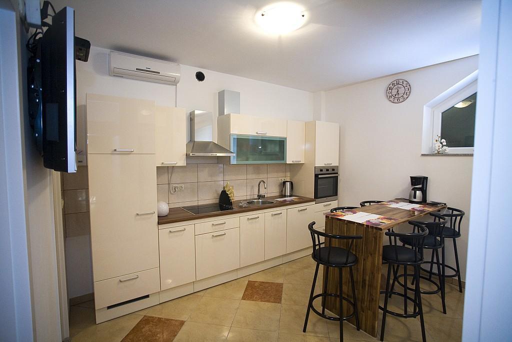 Apartments Rubic โอมิช ห้อง รูปภาพ